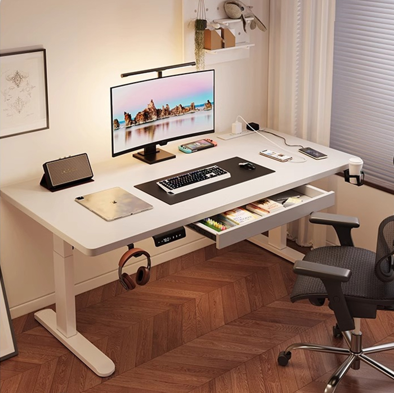 Desk Setup In Office - モダンな鉄製デュアルモーター電動スタンディングデスク、高さ調節可能な人間工学に基づいたデザイン、自宅/寝室オフィスでのデュアルモニターセットアップに最適