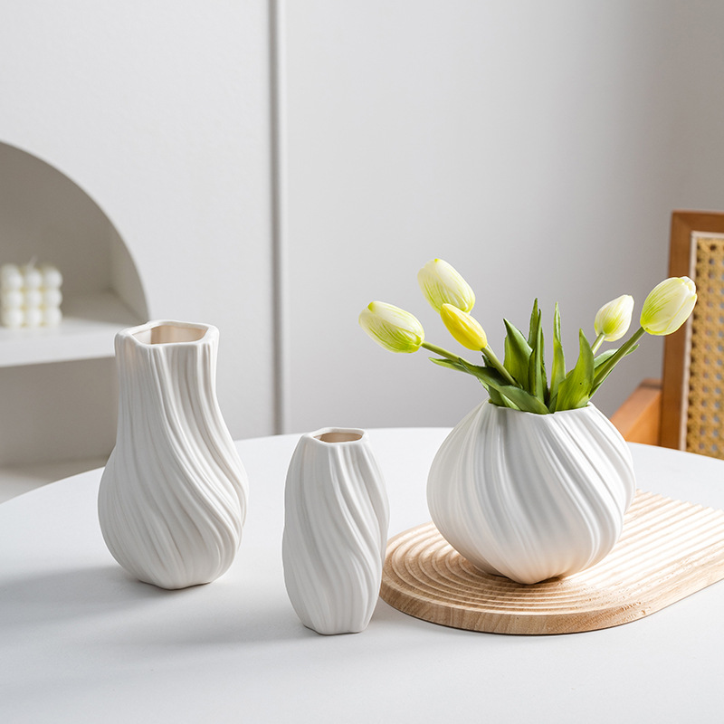 クリーム色の北欧ミニマリストセラミック花瓶、白いビスク仕上げ - Desk Setup Minimalist のレビューと価格